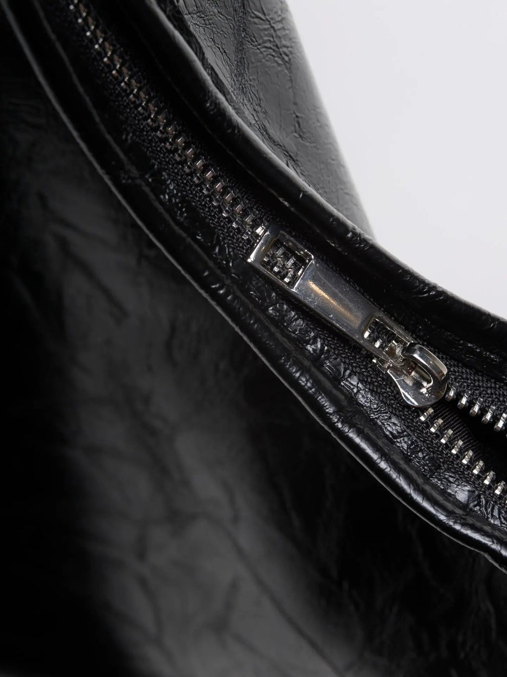 Brindisi - Bolso Hobo Brillante con Neceser