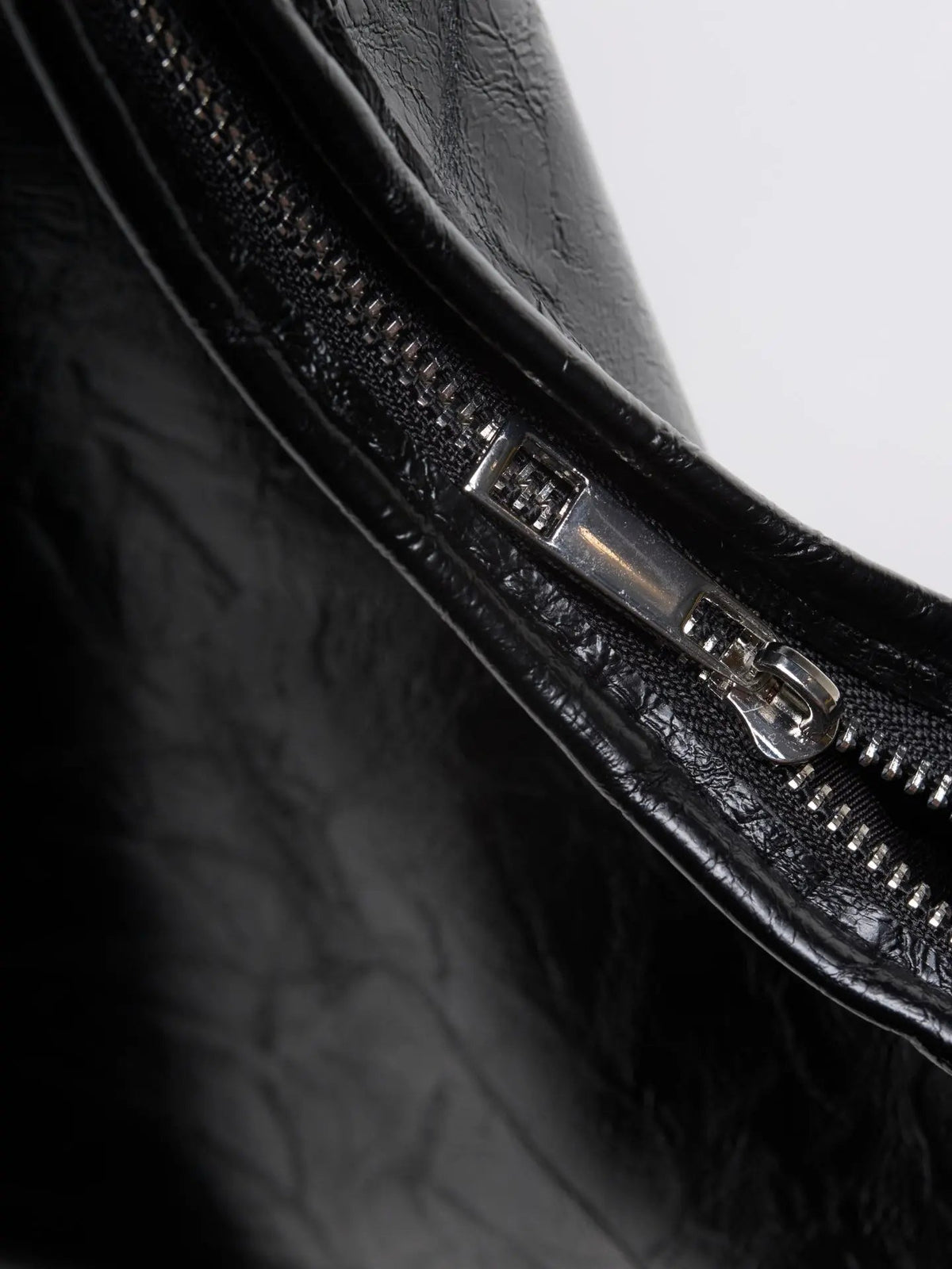 Brindisi - Bolso Hobo Brillante con Neceser