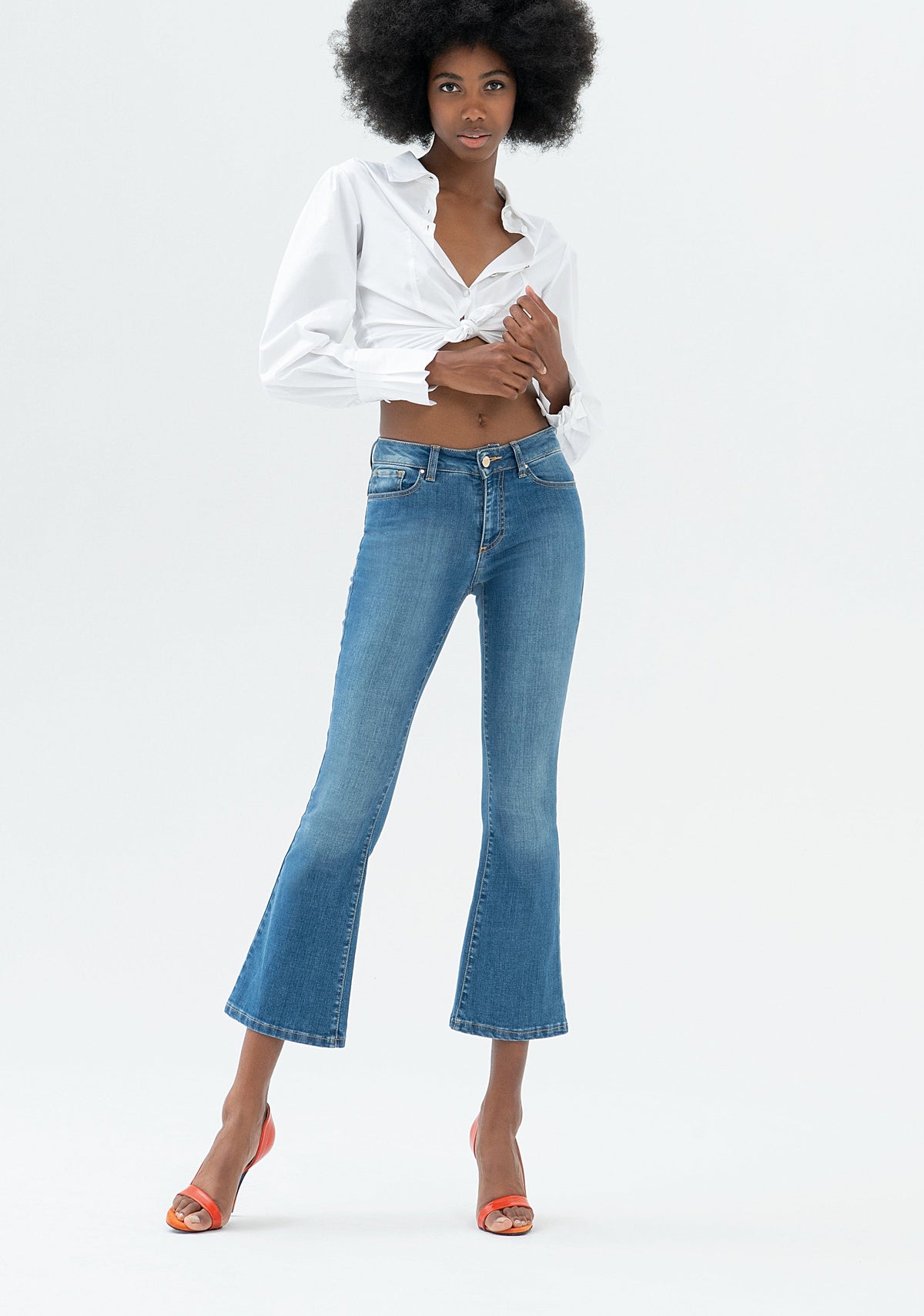 Vicenza - Vaqueros Flare Cropped en Denim Stretch