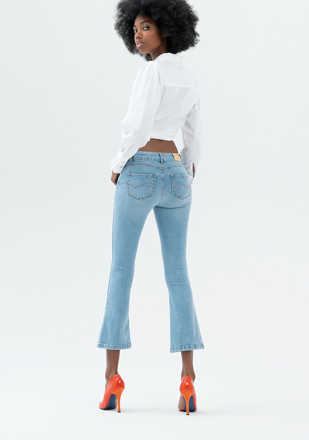 Treviso - Vaqueros Flare Cropped en Denim Lavado Claro
